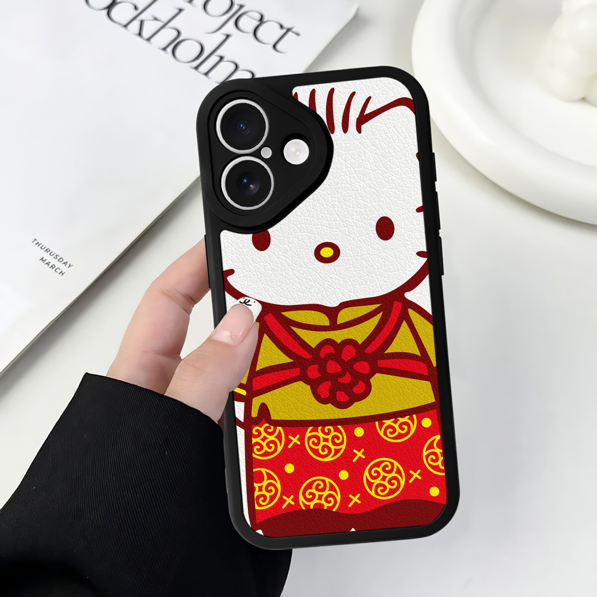 （画像用） Hello Kitty ハローキティ 【iPhone 16シリーズ対応】シリコンスマホケース（レザー調） 材質：シリコン